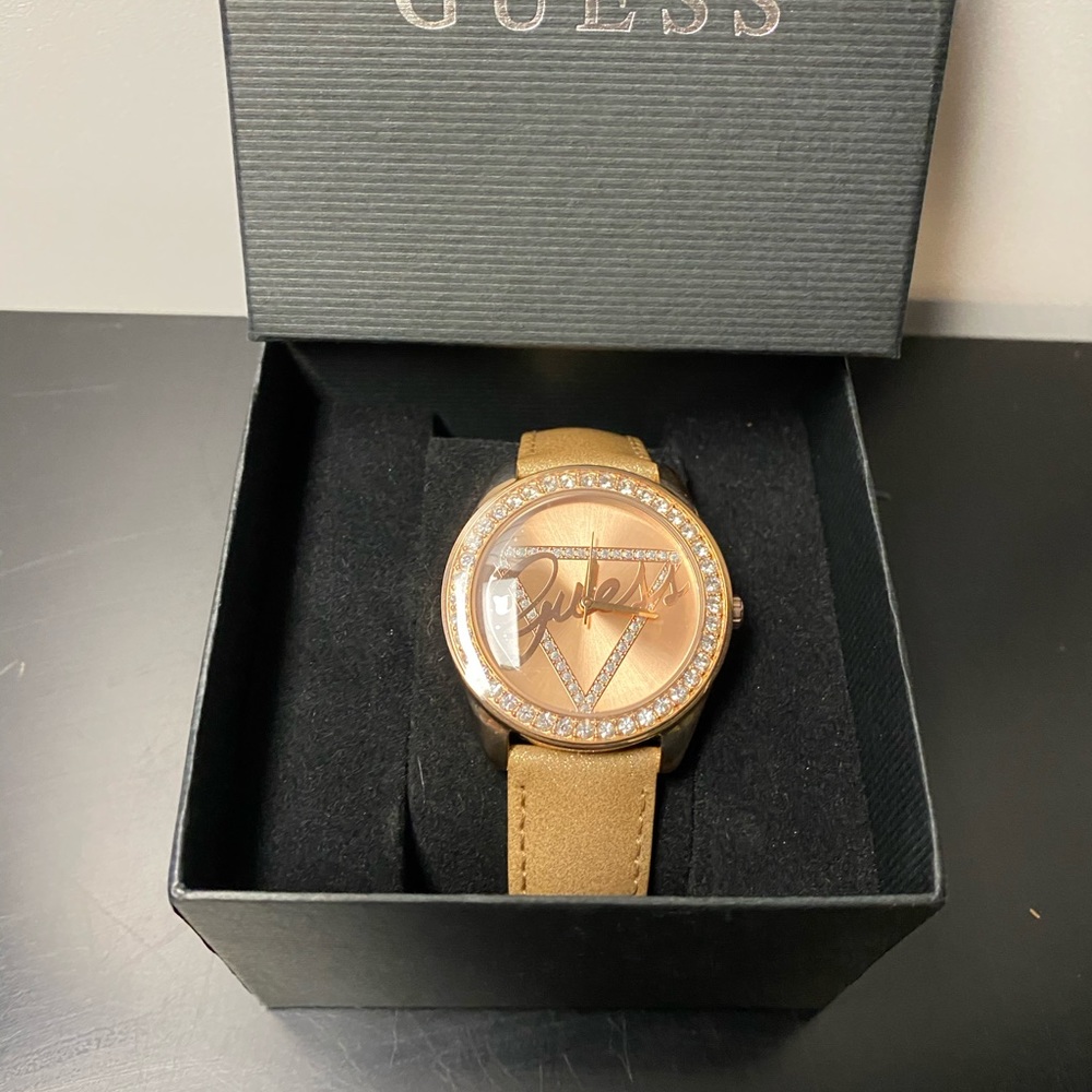 Ladies GUESS watch ( new) - Picture 3 of 5